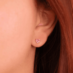 Brinco em prata 925 com zircônia rosa em formato de coração