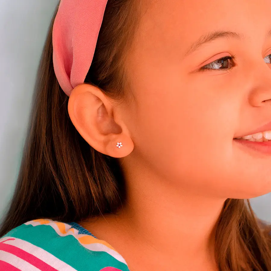 Brinco infantil em prata 925 com design de flor